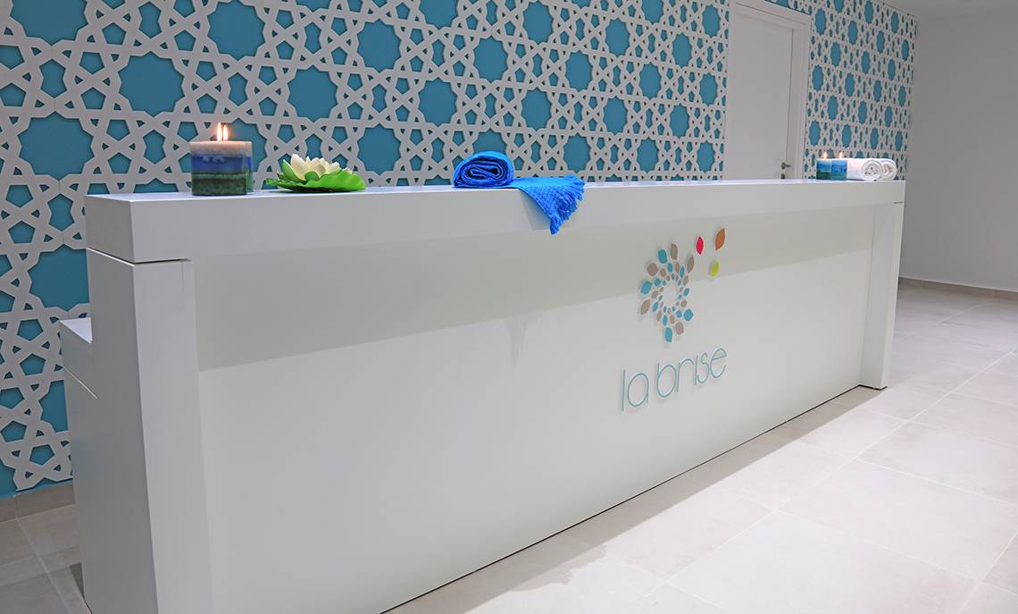 Empfangsbereich des Labranda Marine Aquapark Hotels mit Logo und blauem Dekor.