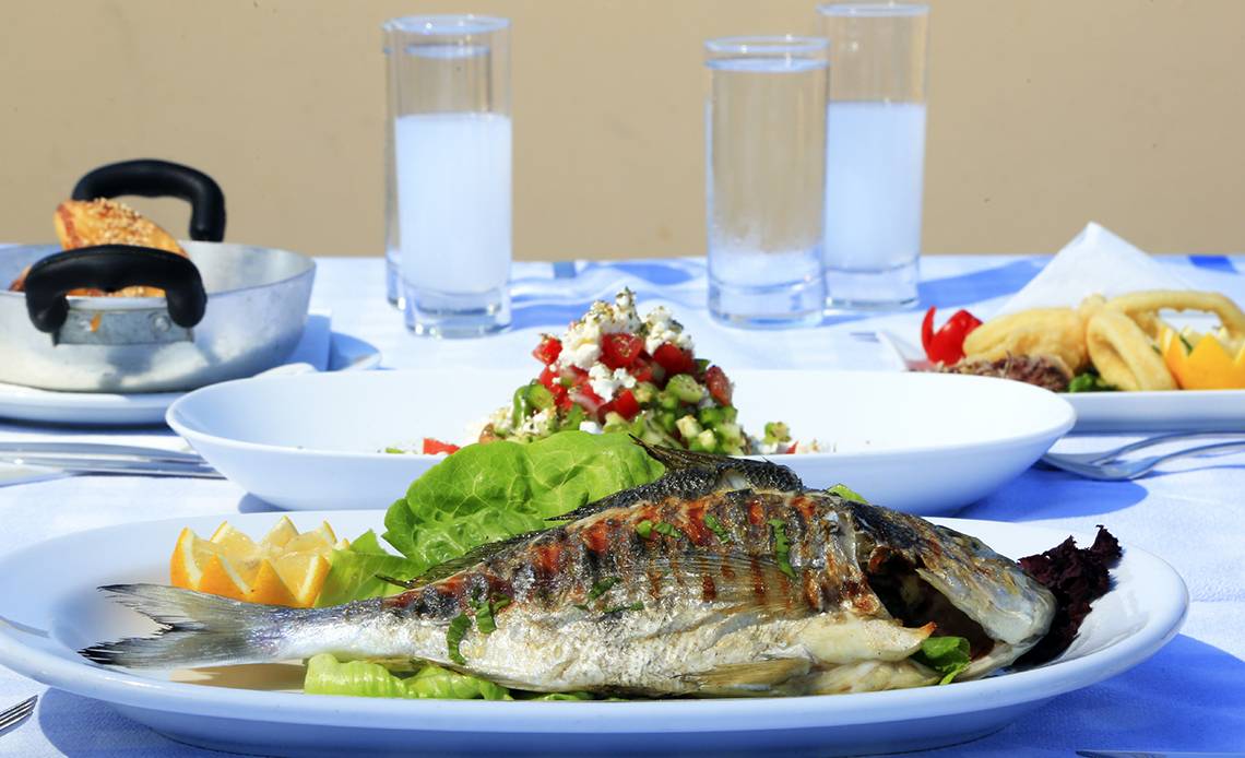 Grillierter Fisch mit Salat auf einer Tafel im LABRANDA Marine Aquapark Hotel.