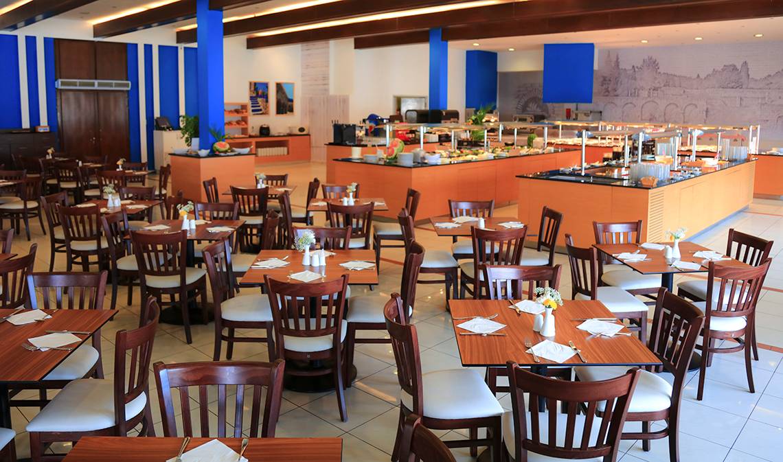 Speisebereich des LABRANDA Marine Aquapark Hotels mit vielen gedeckten Tischen und Buffet.