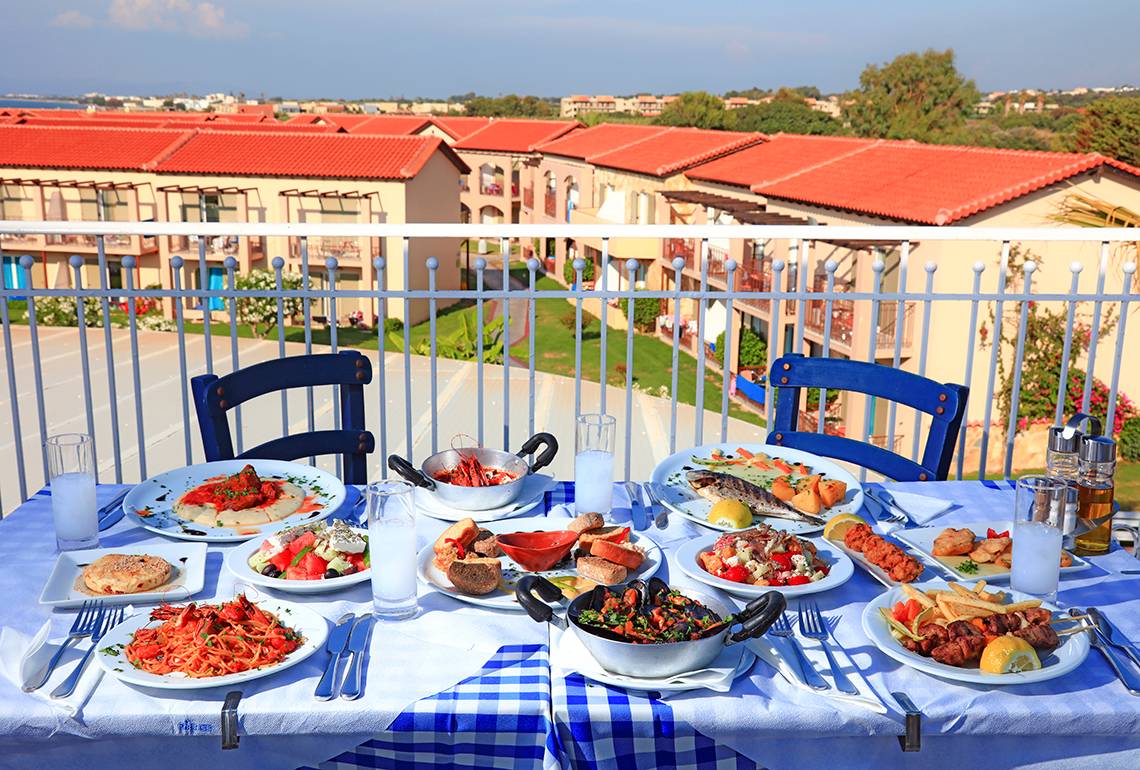 Buffet-Tisch im LABRANDA Marine Aquapark mit verschiedenen Gerichten und Blick auf das Hotel.
