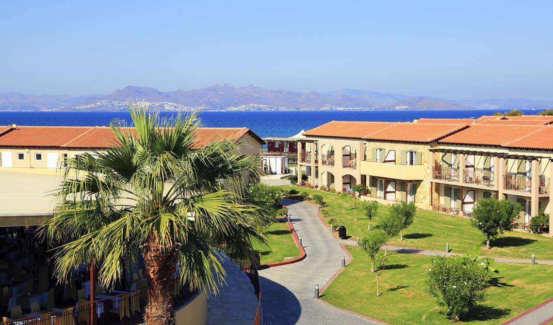 Außenansicht des LABRANDA Marine Aquapark Hotels mit Blick auf das Meer und die Berge.