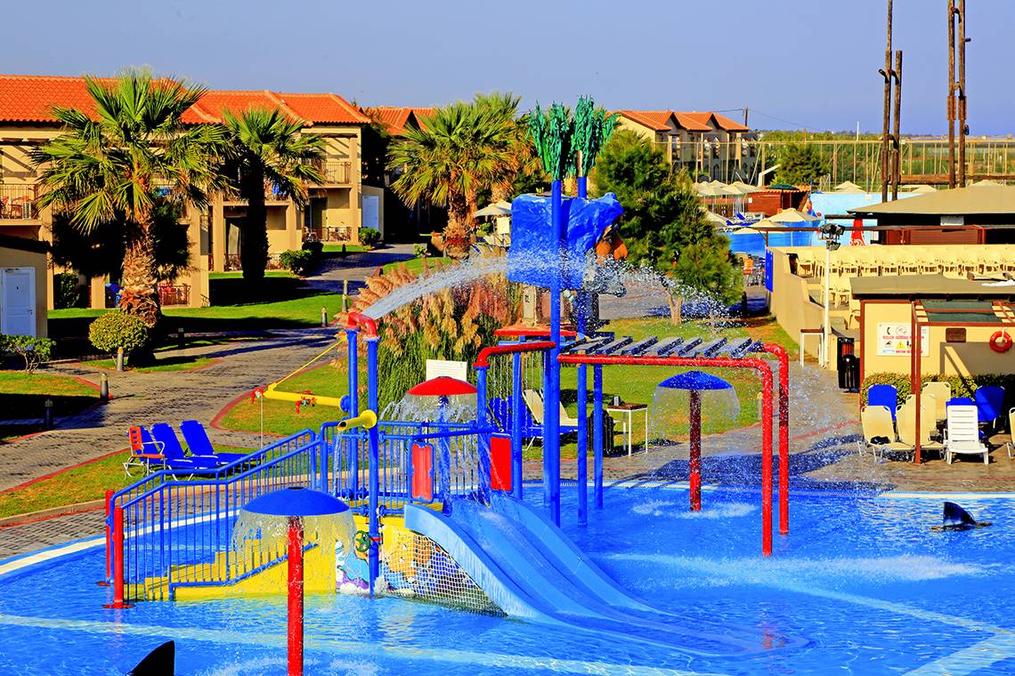 Wasserspielplatz im LABRANDA Marine Aquapark mit Rutschen und Wasserfontänen.