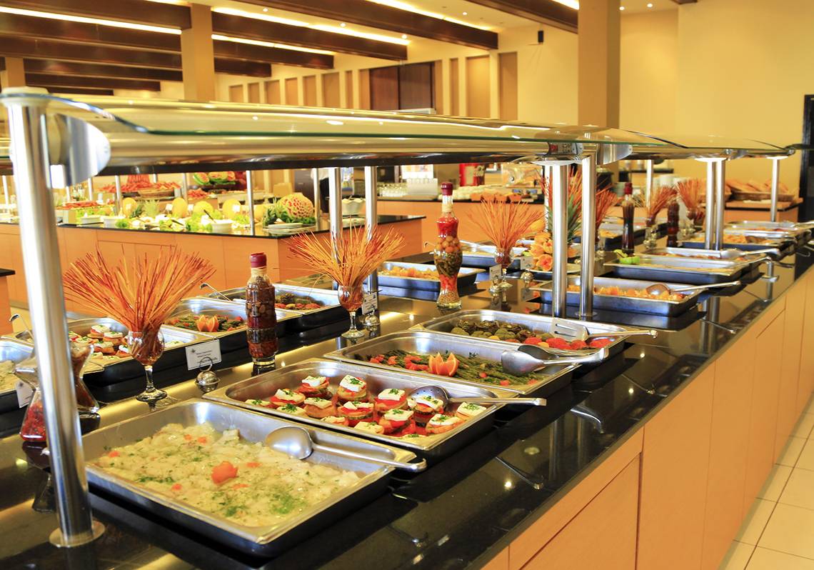 Buffet-Tisch im LABRANDA Marine Aquapark Hotel mit verschiedenen Speisen in Silberschalen.