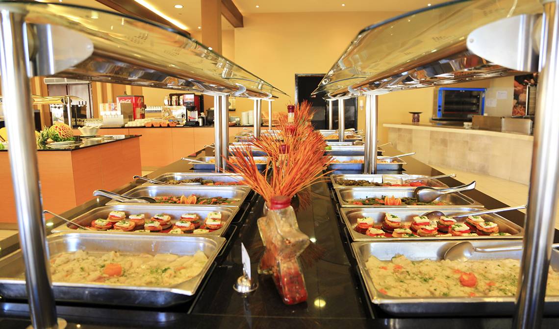 Buffet im LABRANDA Marine Aquapark mit verschiedenen Gerichten in Metallschalen.