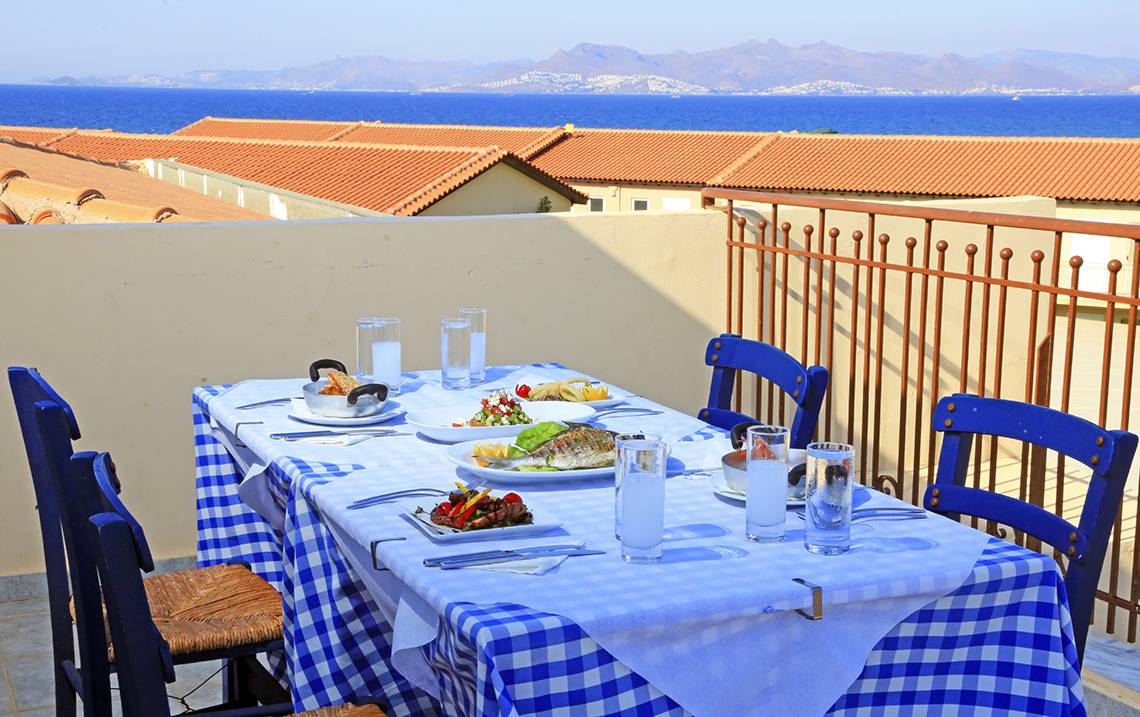 Dachterrasse im LABRANDA Marine Aquapark mit gedecktem Tisch und Blick auf das Meer