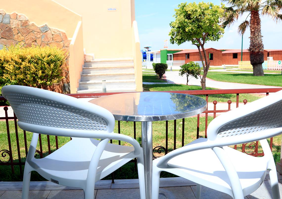 Balkon des Labranda Marine Aquapark Hotels mit Tisch und Stühlen im Freien