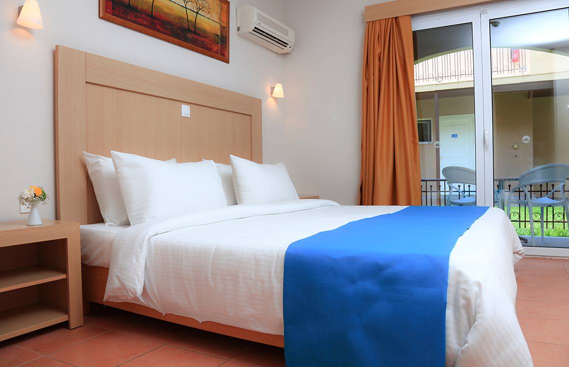 Hotelzimmer des LABRANDA Marine Aquapark mit Bett, Kissen und Nachttisch.