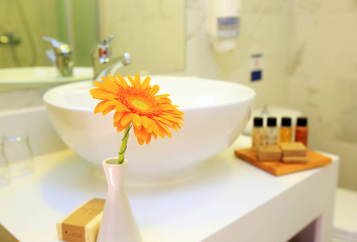 Badezimmer im LABRANDA Marine Aquapark Hotel mit einer Blume im weißen Vasen