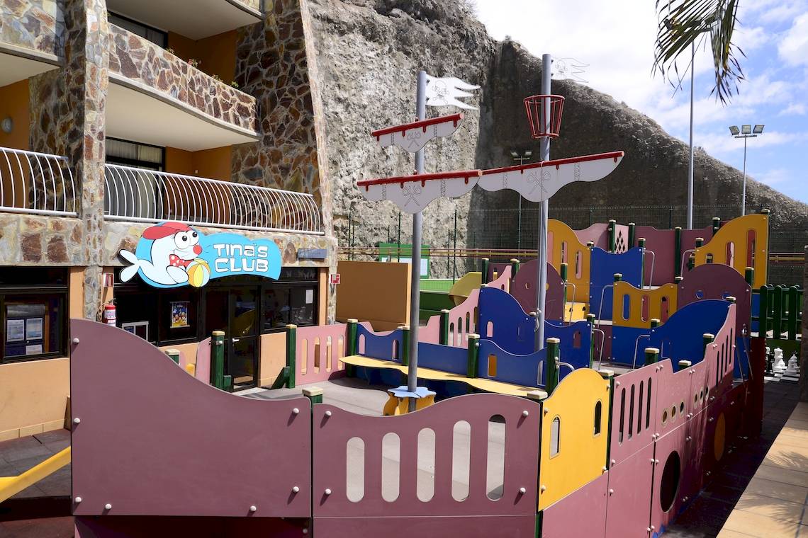 Kinderspielplatz vor dem Gloria Palace Amadores Thalasso & Hotel mit bunten Spielfiguren und einem Piratenschiff.