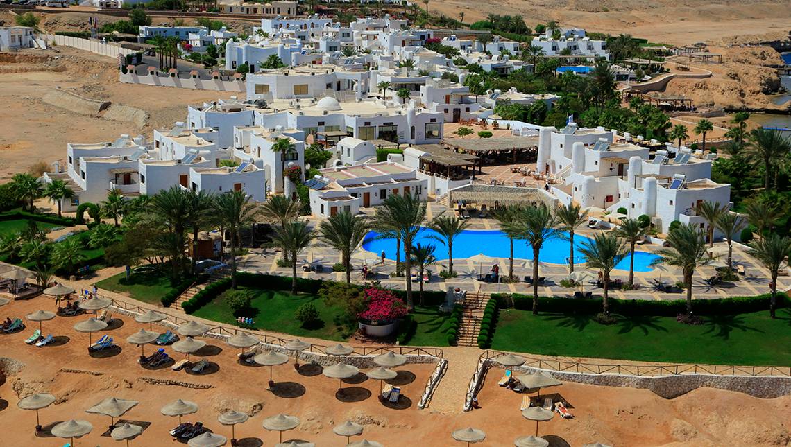 Luftaufnahme des Sharm Club Beach Resorts mit Swimmingpool, Gebäuden und Palmen