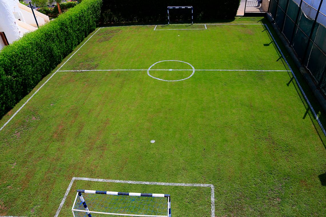 Fussballplatz des Sharm Club Beach Resorts mit Toren und markierten Bereichen