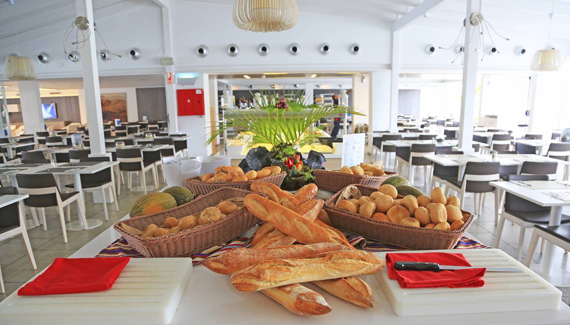 Frühstücksbuffet im LABRANDA Playa Bonita Hotel mit Brot, Obst und Gemüse in Körben.