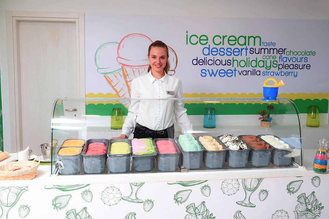 Eisdiele im LABRANDA Kiotari Miraluna Resort mit verschiedenen Eissorten.