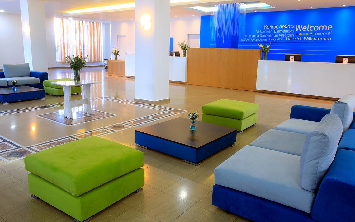 Empfangsbereich des Labranda Kiotari Miraluna Resorts mit Willkommensschild und modernen Möbeln.