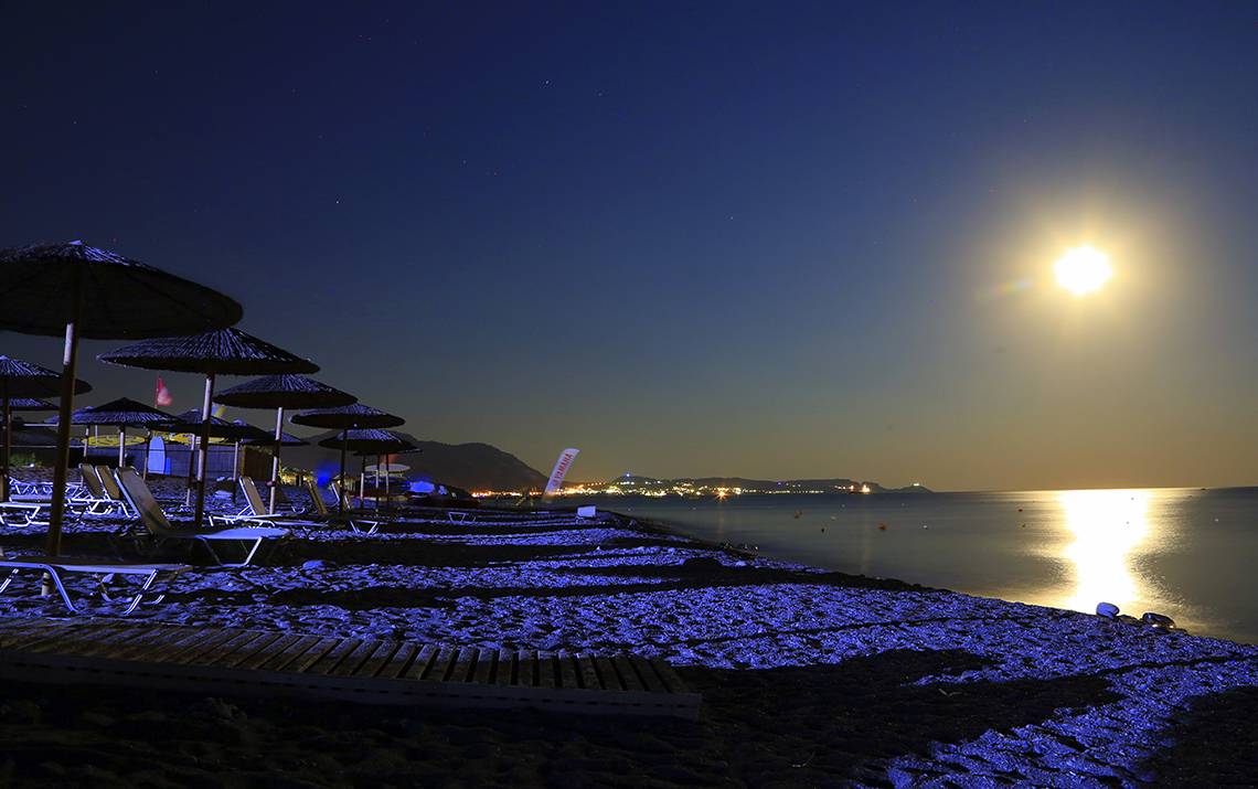 Mondschein-Nacht mit vollem Mond über dem LABRANDA Kiotari Miraluna Resort am Strand.