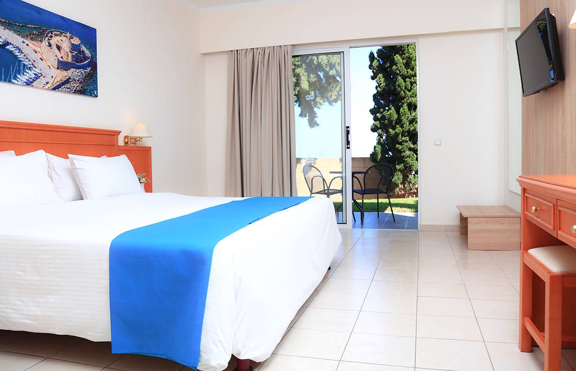 Hotelzimmer im LABRANDA Kiotari Miraluna Resort mit Bett, Balkon und Gartenblick.