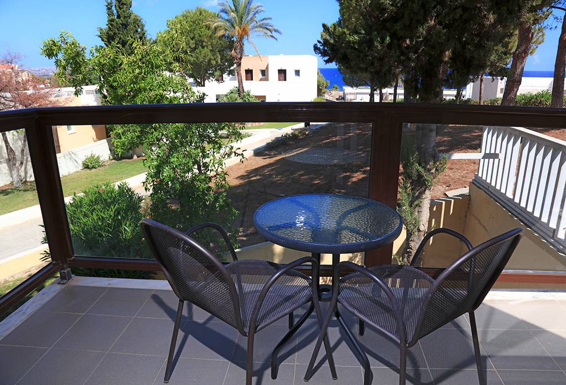 Balkon des Labranda Kiotari Miraluna Resorts mit Tisch und Stühlen und Meerblick