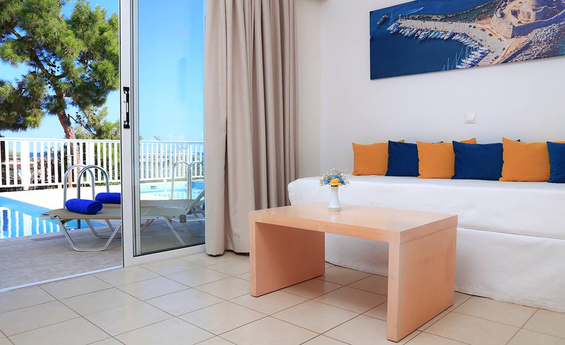 Innenansicht eines Zimmers im LABRANDA Kiotari Miraluna Resort Hotel mit Blick auf den Balkon und den Pool.