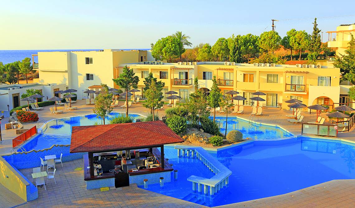 Luftaufnahme des LABRANDA Kiotari Miraluna Resorts mit Swimmingpool und Sonnenliegen.