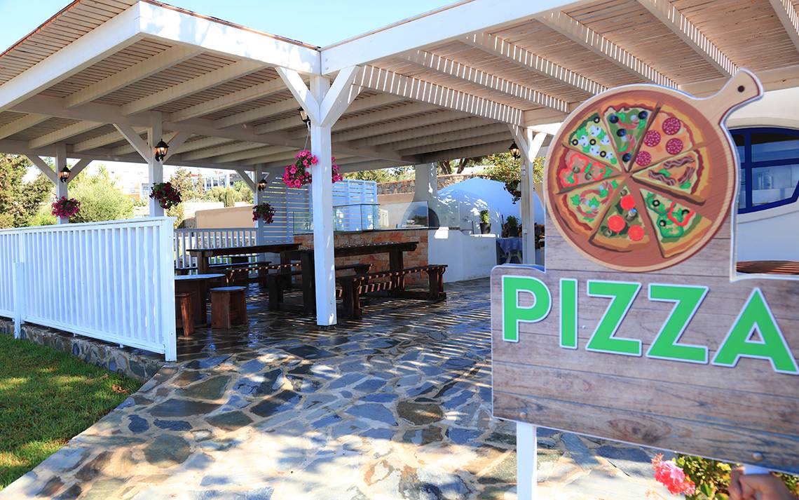Pizza-Restaurant im Freien im LABRANDA Kiotari Miraluna Resort mit Tischen und Stühlen unter einem Pavillon.