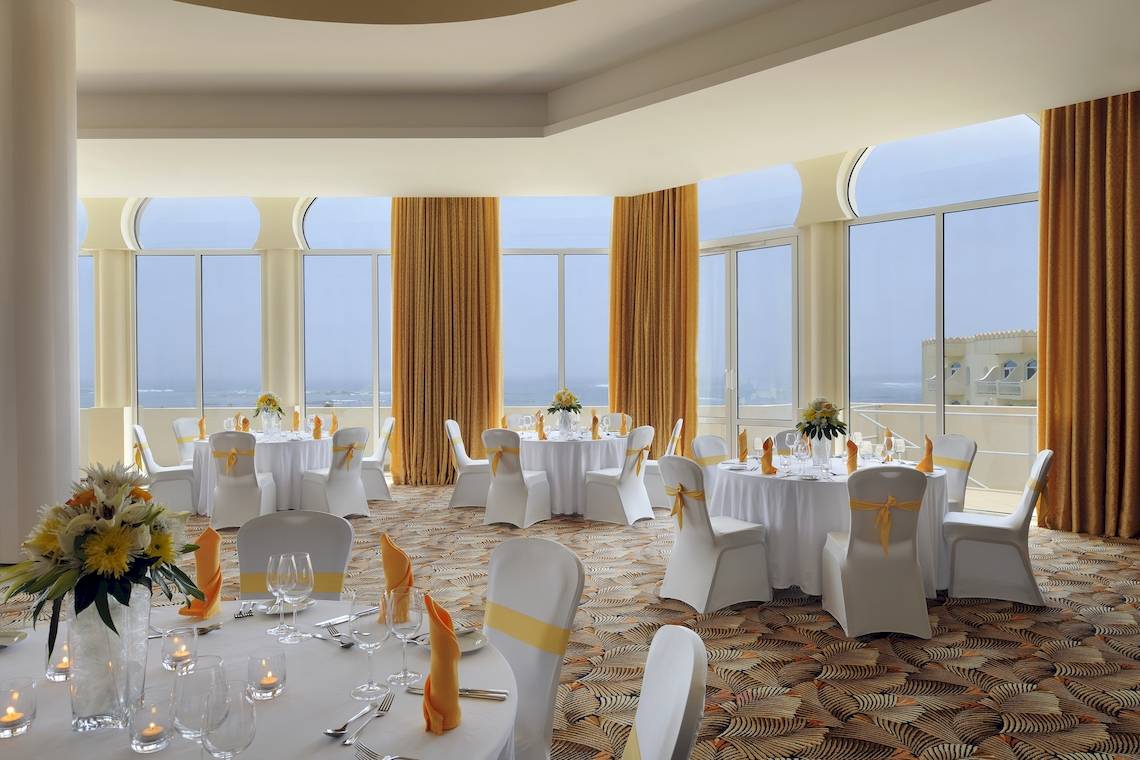 Bankettsaal im Wyndham Garden Salalah Mirbat Hotel mit Blick auf das Meer.
