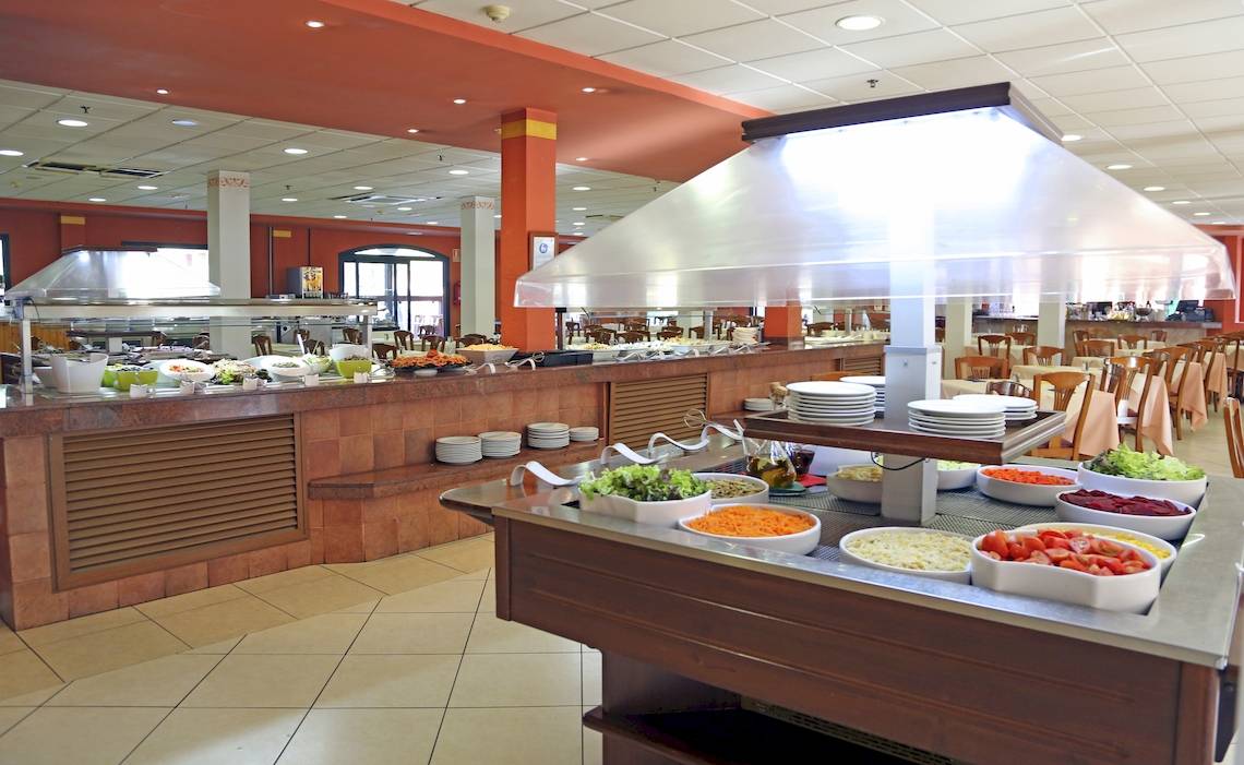 Buffet-Restaurant im Bluesea Aloe Corralejo Hotel mit verschiedenen Speisen in Schalen.