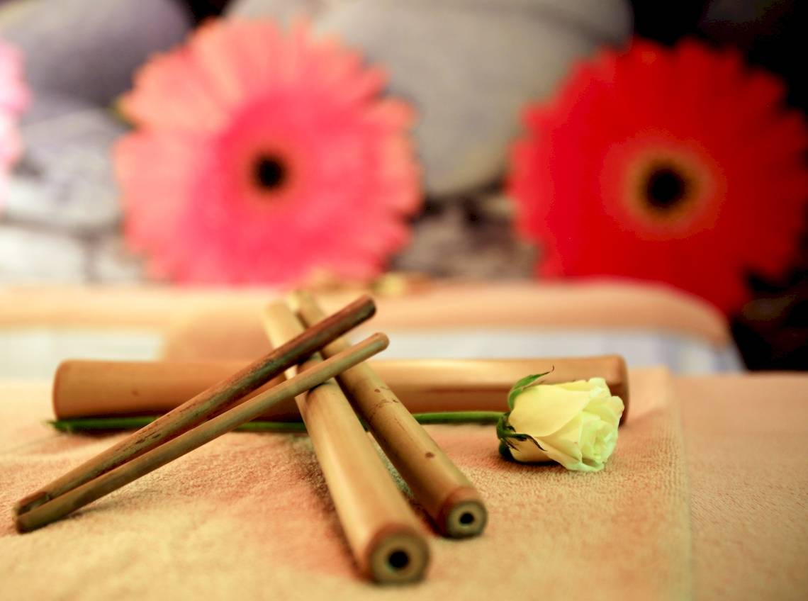 Relaxationsbereich im Hotel Bluesea Aloe Corralejo mit Bambusstäbchen und einer weißen Rose.