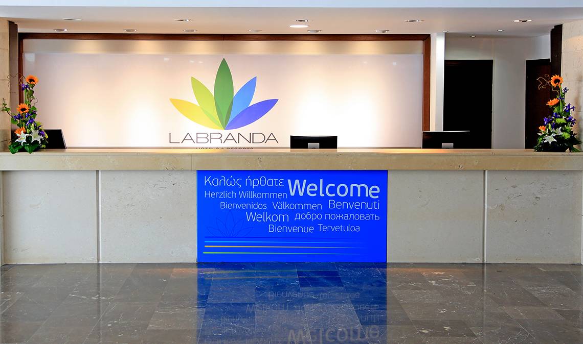Empfangsbereich des La Branda Resorts mit Willkommenstafel und Logo.