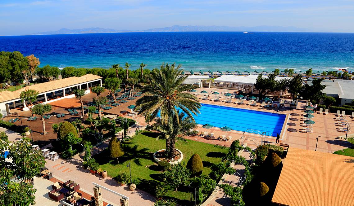 Luftaufnahme des Blue Bay Beach Resorts mit Swimmingpool und Strandliegen