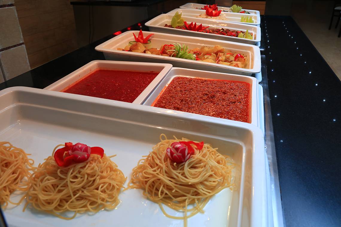 Foto von verschiedenen Speisen auf einem Buffet im Blue Bay Beach Resort.