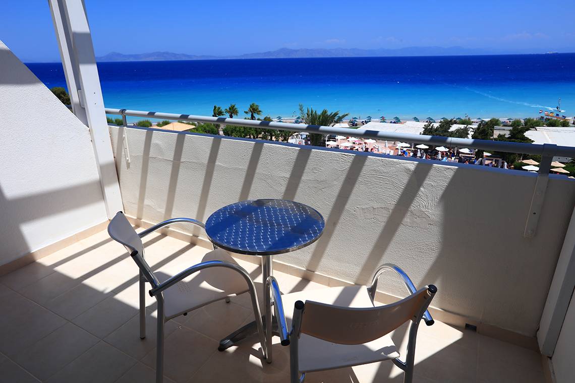 Balkon des Blue Bay Beach Resorts mit Blick auf das Meer und den Strand