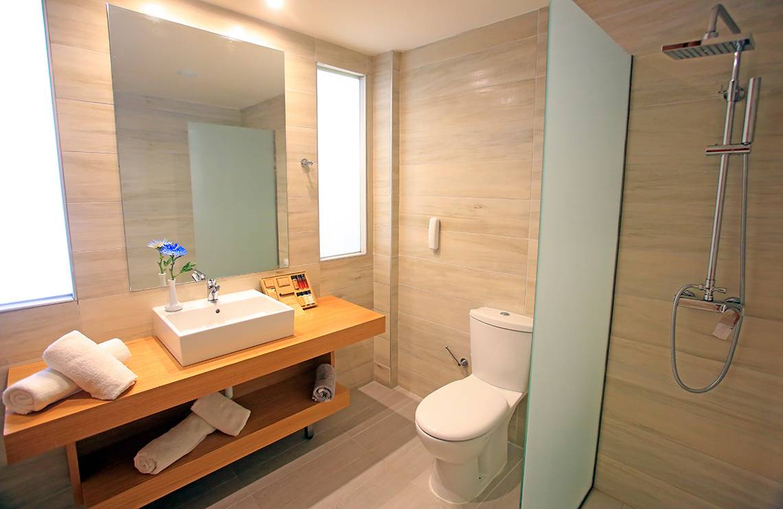 Badezimmer im Blue Bay Beach Resort mit Waschbecken, Spiegel und Toilette