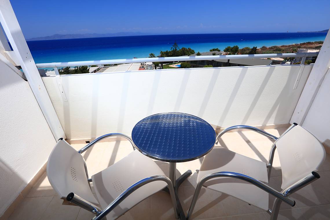 Balkon mit Blick auf das Meer im Blue Bay Beach Resort.