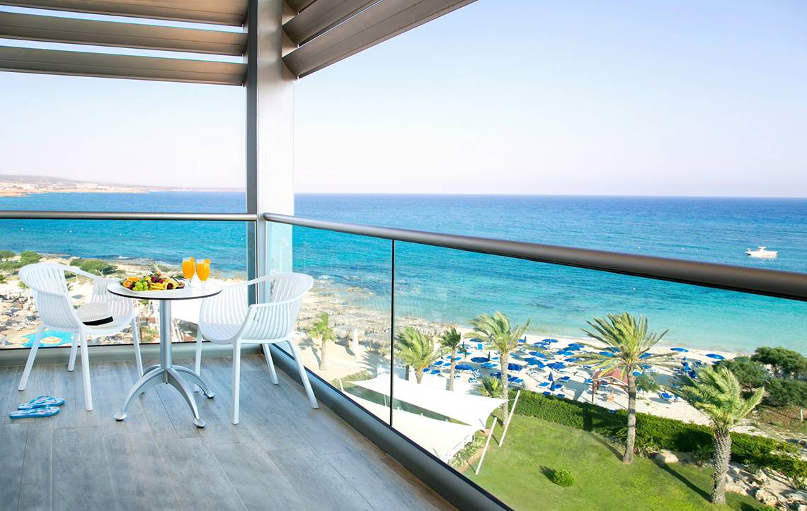 Ausblick vom Balkon des Asterias Beach Hotels auf das Meer und den Strand.