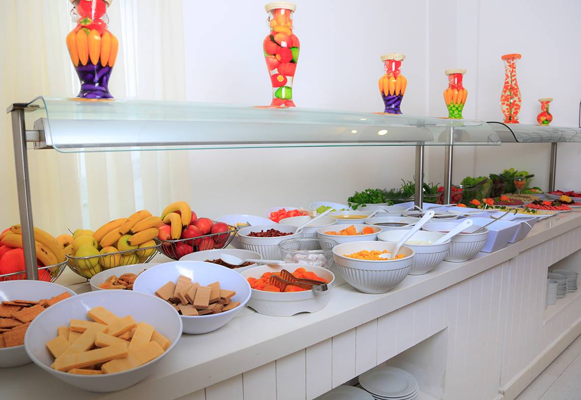 Frühstücksbuffet im LABRANDA TMT Bodrum Hotel mit verschiedenen Obstsalaten, Nüssen und Keksen.