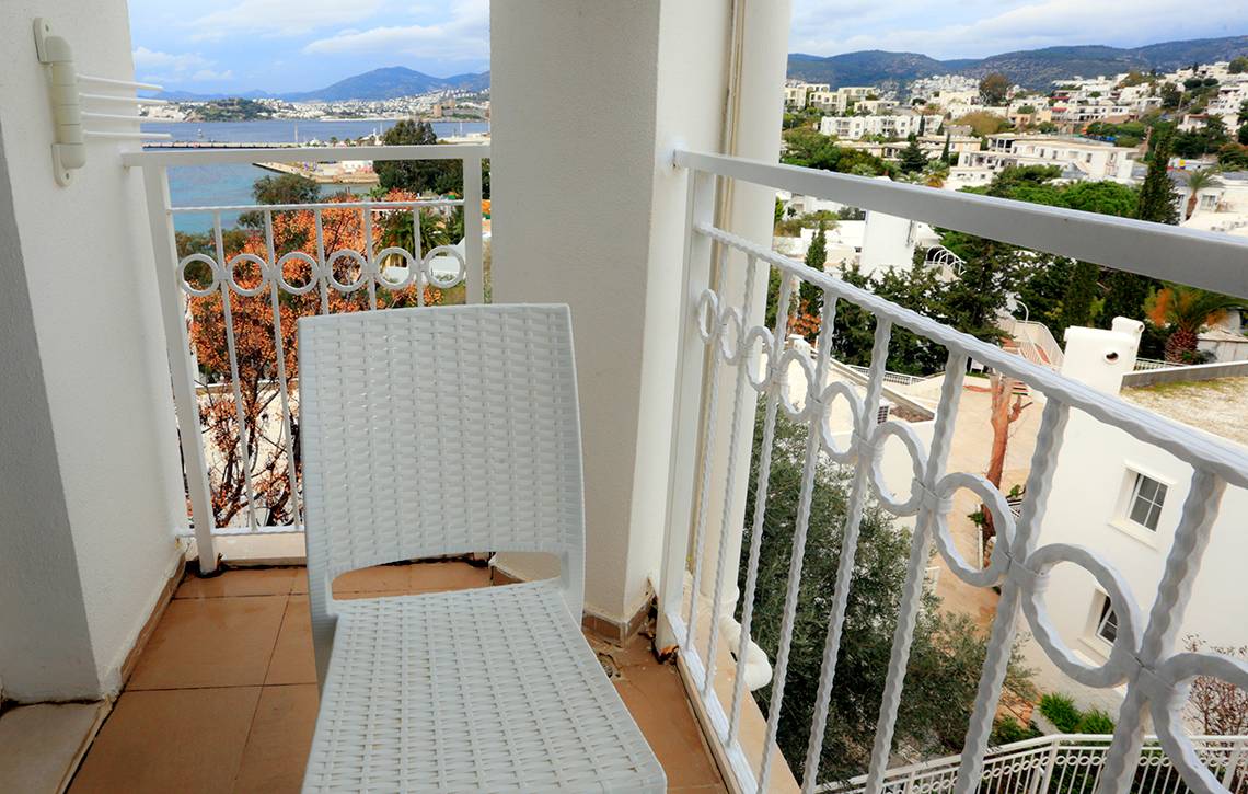 Balkon des LABRANDA TMT Bodrum Hotels mit Blick auf die Stadt und das Meer.