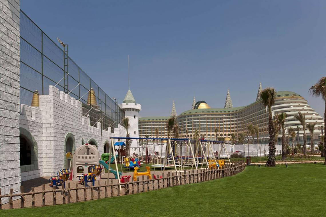 Außenansicht des Delphin Imperial Hotels mit Kinderspielplatz im Vordergrund.
