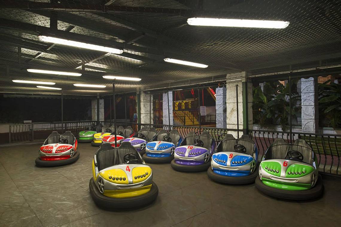 Bungee Autos in einem Spielplatz mit bunten Fahrzeugen und Deckenleuchten