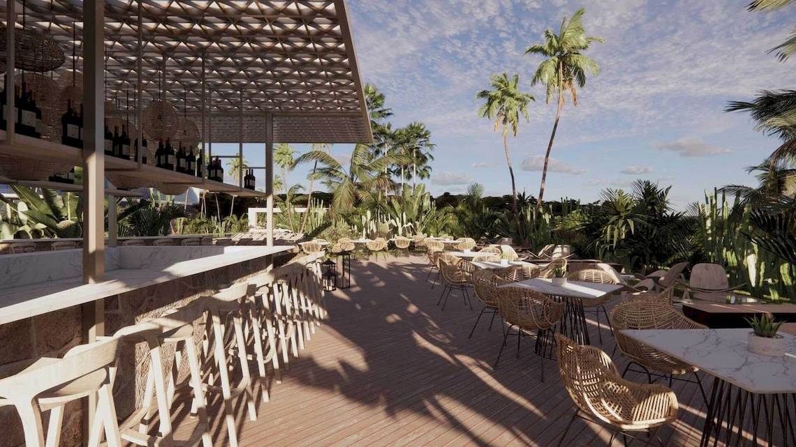 Terrasse des Liu Resorts mit Palmen und Tischen