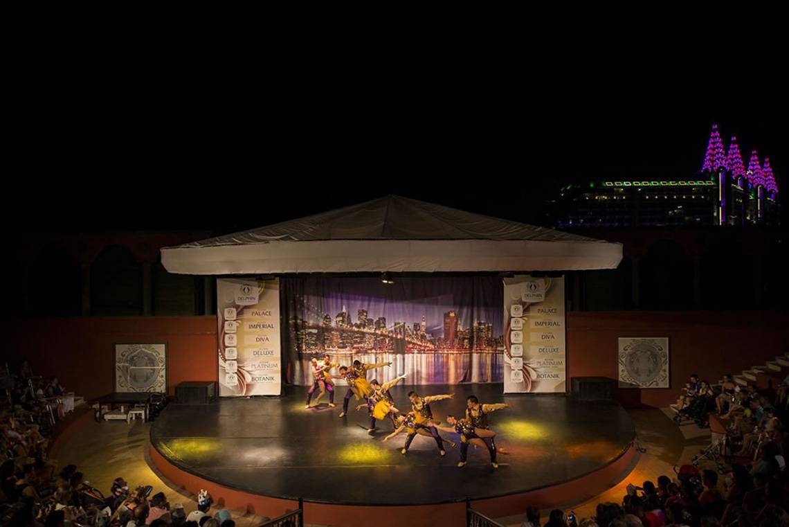 Abendshow im Delphin Palace Hotel mit Tänzern auf der Bühne und Publikum