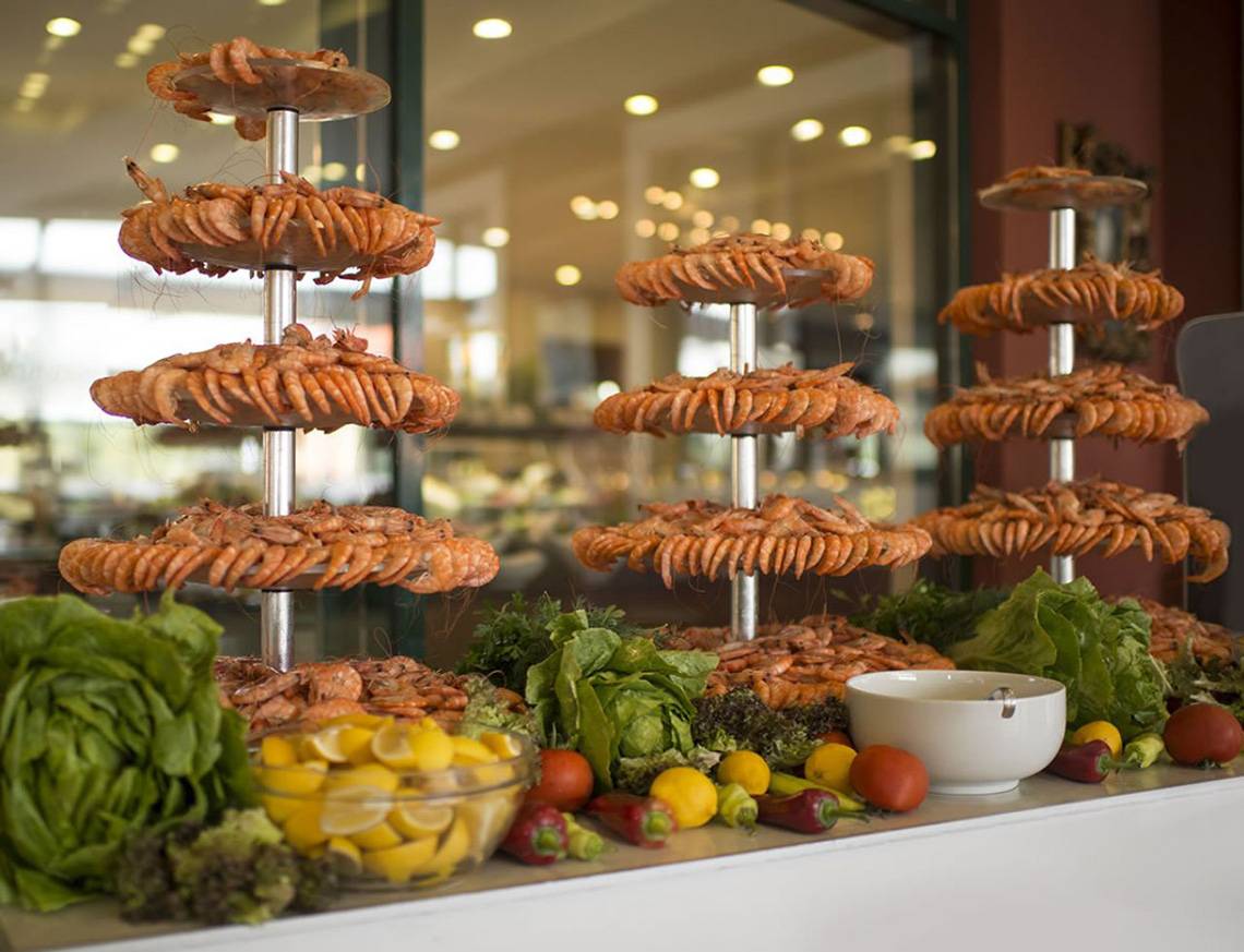 Buffet im Delphin Palace mit gegrillten Garnelen, Salaten und Früchten.
