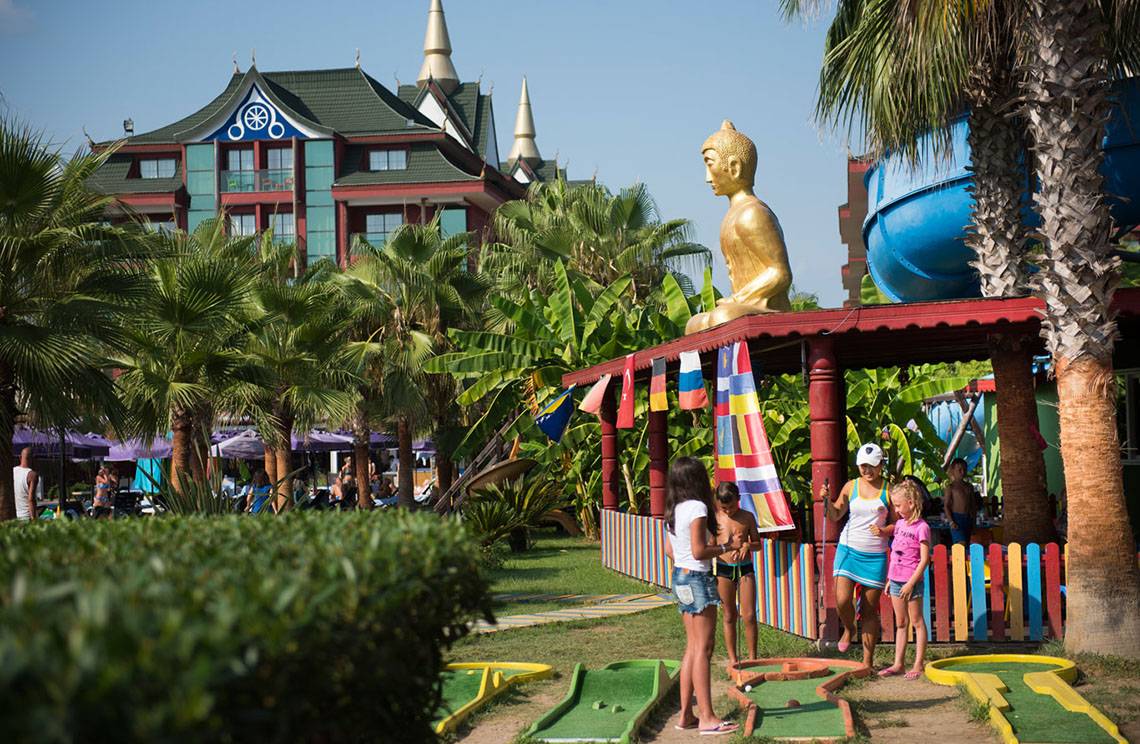 Minigolf-Anlage vor dem Siam Elegance Hotels & Spa mit goldener Buddha-Statue