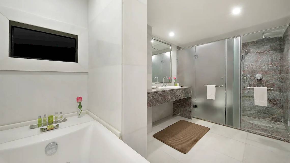 Das Badezimmer im Hilton Hurghada Plaza mit Badewanne, Dusche und Waschbecken.