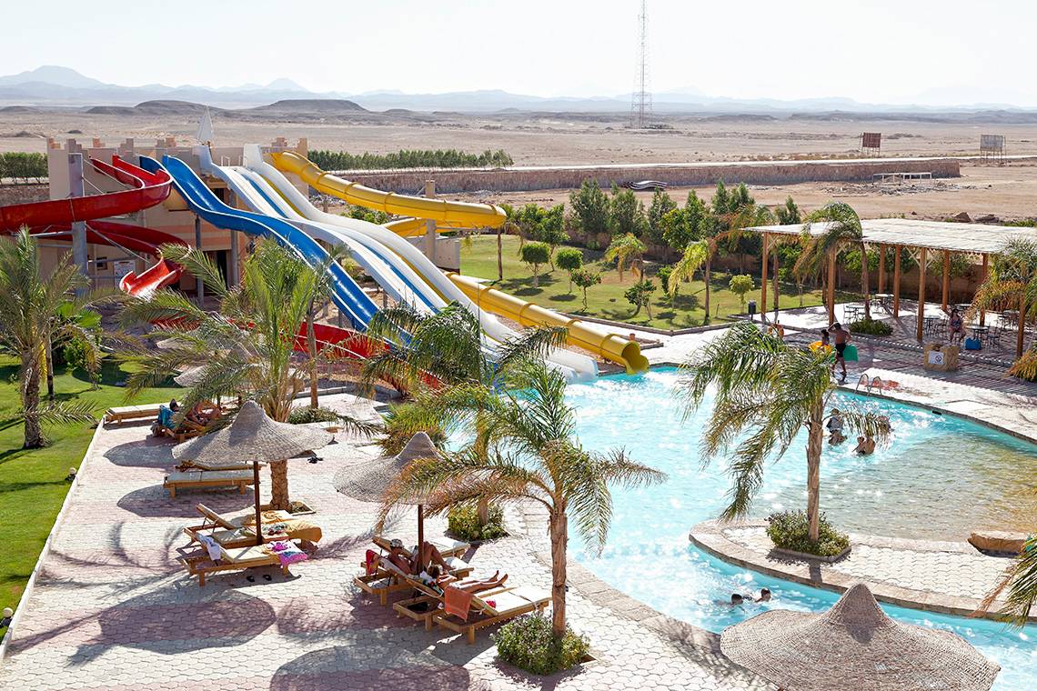 Luftaufnahme des Drei Ecken Meerstrand Resorts mit Wasserrutschen und Pool