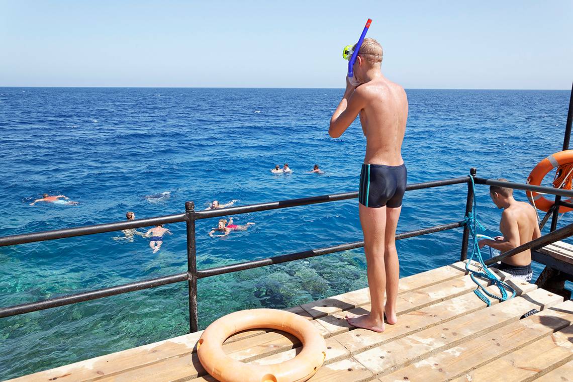 Junge schnorchelt am drei-ecken-meer-strand-resort