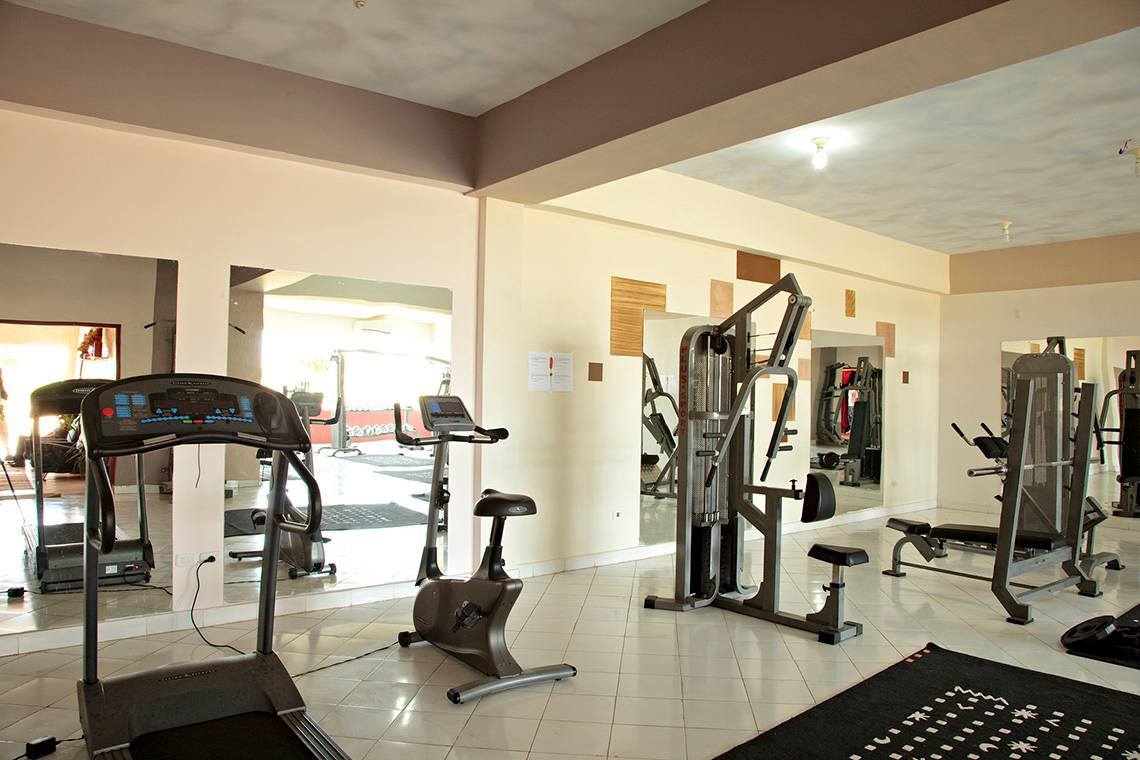 Fitnessraum im Drei Ecken Meerstrand Resort mit Laufband, Fahrradtrainer und Kraftgeräten