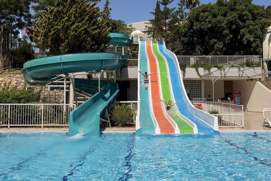 Zwei Personen rutschen auf den Wasserrutschen im Hotel Duja Bodrum.