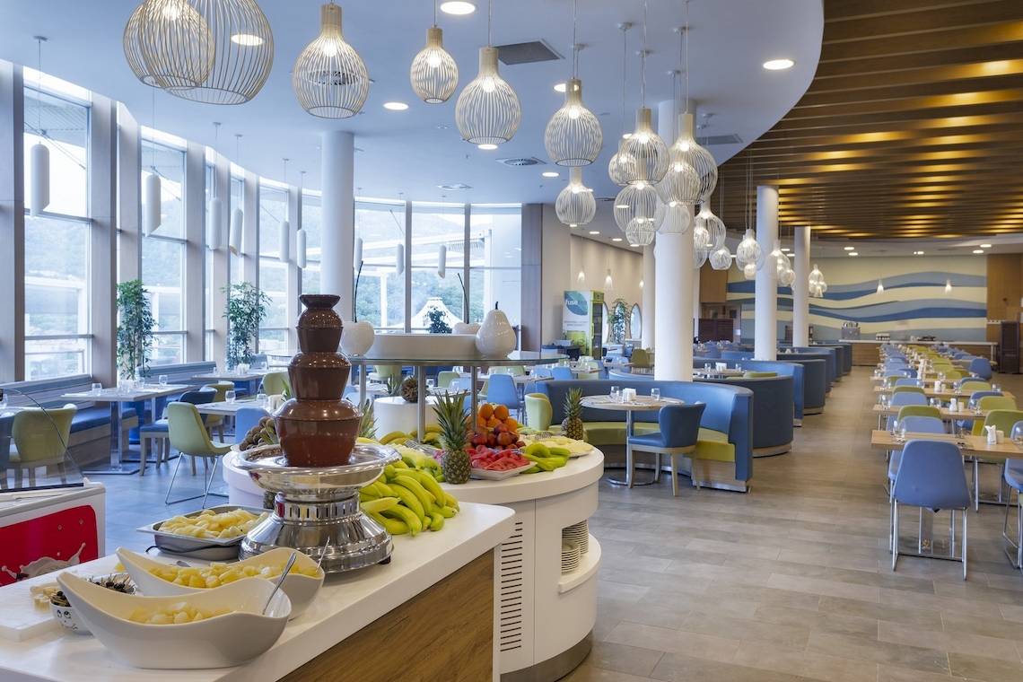 Frühstücksbuffet im Duja Bodrum Hotel mit verschiedenen Früchten und Schokoladenbrunnen.