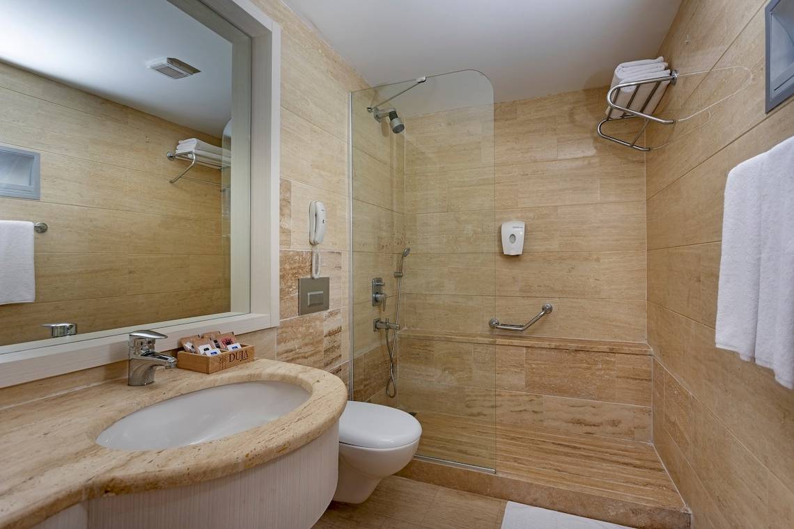 Badezimmer im Duja Bodrum Hotel mit Badewanne, Dusche und Toilette.