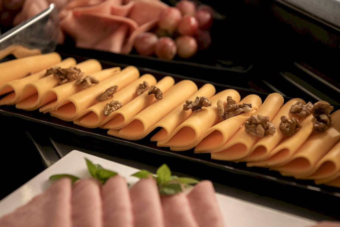 Buffetgericht im CHC Galini Palace mit Käse, Schinken und Walnüssen